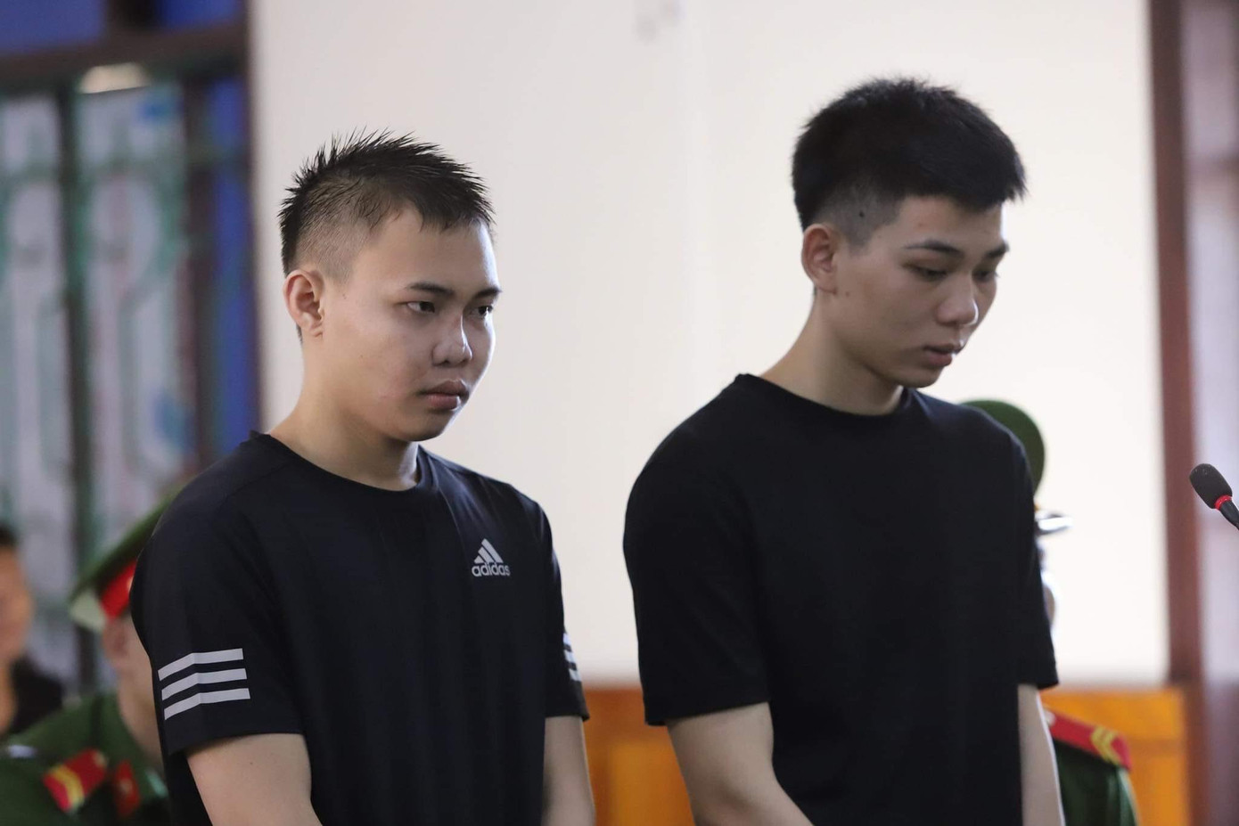 Đối tượng Thắng và Tùng tại phiên toà xét xử.