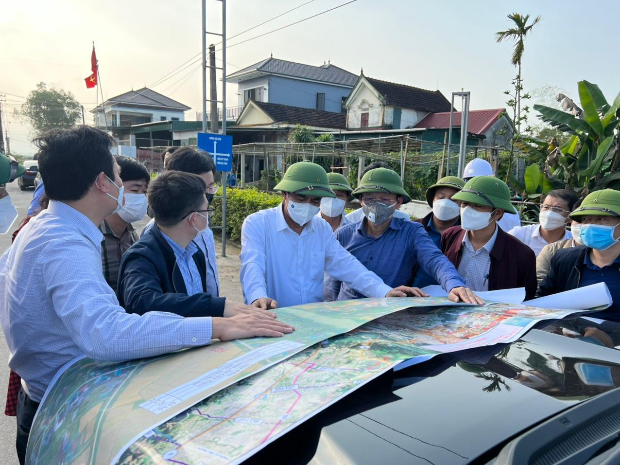 Lãnh đạo tỉnh Hà Tĩnh đang kiểm tra tại các điểm khu vực nằm trong diện giải tỏa mặt bằng đường cao tốc Bắc - Nam. Lãnh đạo tỉnh Hà Tĩnh đang kiểm tra tại các điểm khu vực nằm trong diện giải tỏa mặt bằng đường cao tốc Bắc - Nam.