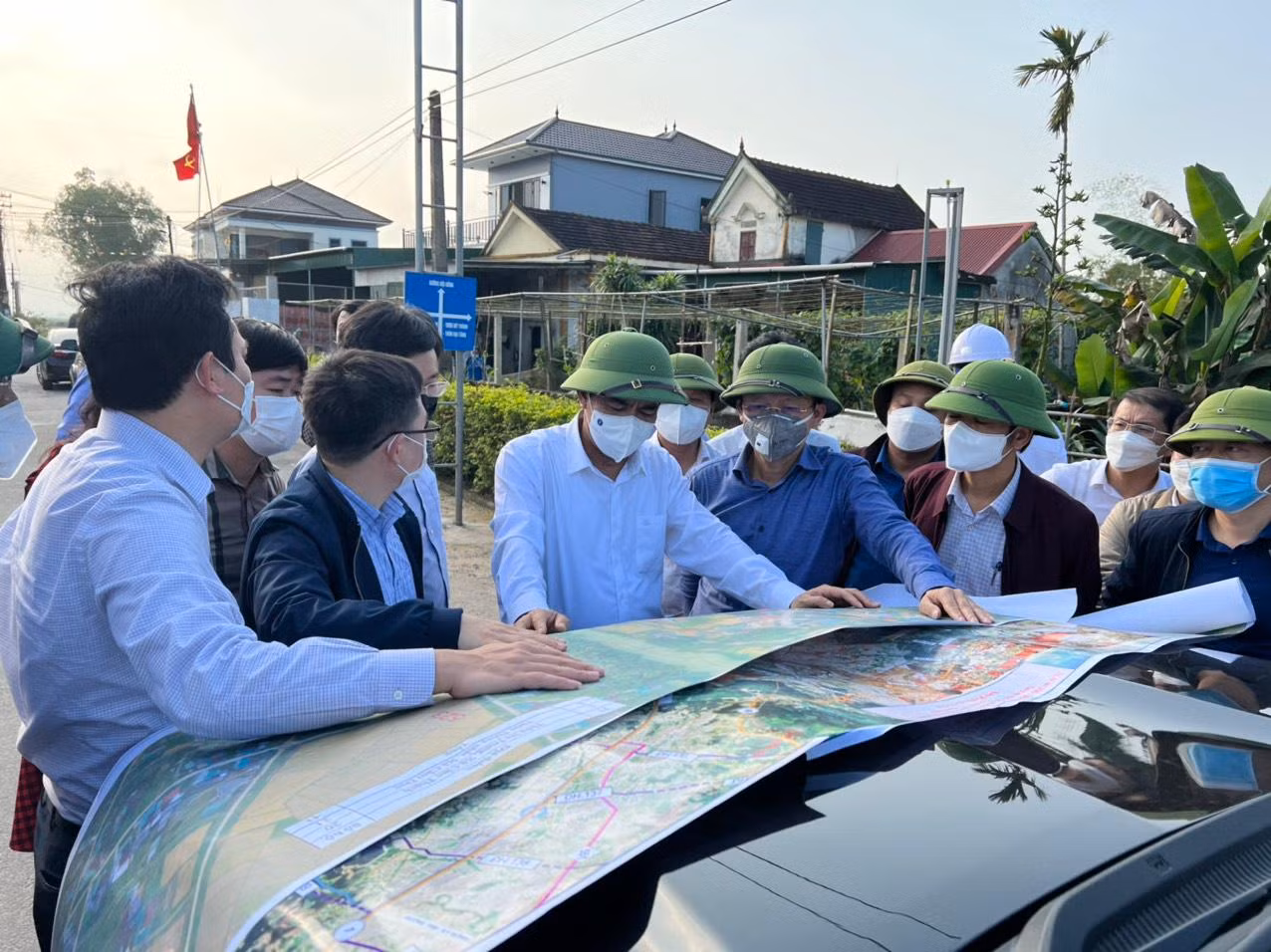 Lãnh đạo tỉnh Hà Tĩnh đang kiểm tra tại các điểm khu vực nằm trong diện giải tỏa mặt bằng đường cao tốc Bắc - Nam.