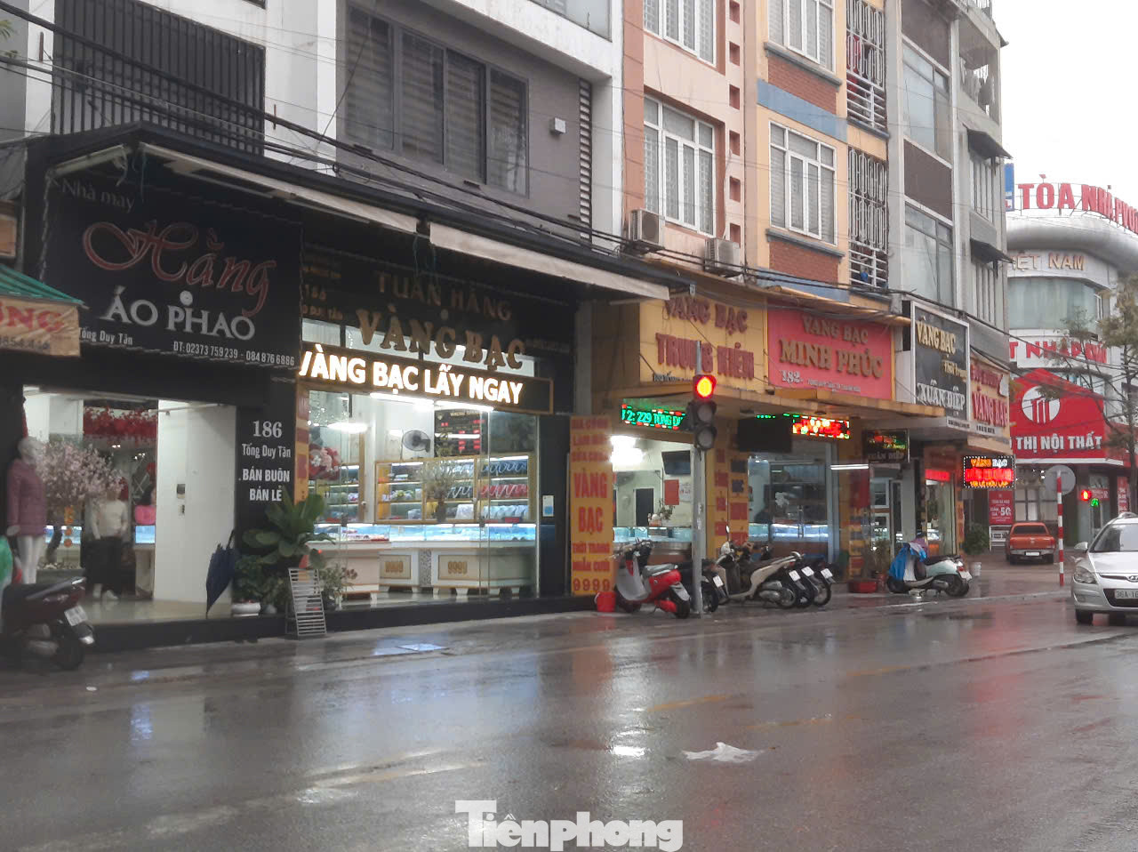 Tuy nhiên, ngược với sức mua đông đúc tại cửa hàng vàng Kim Chung, thì nhiều cửa hàng vàng bạc trên thành phố Thanh Hóa vắng bóng hoặc rất ít người đến mua vàng trong ngày vía Thần Tài.