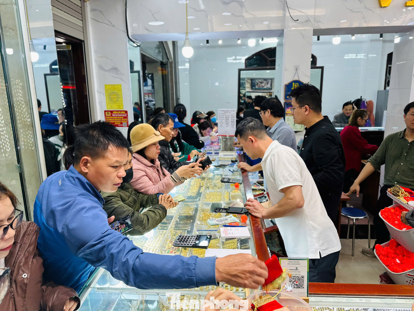 Năm nay do thời tiết mưa, lạnh nên lượng người đến sớm không quá đông. Song khoảng từ 8h sáng, người dân đội mưa bắt đầu đến rất đông, có những cửa hàng người dân xếp hàng chờ tới lượt.