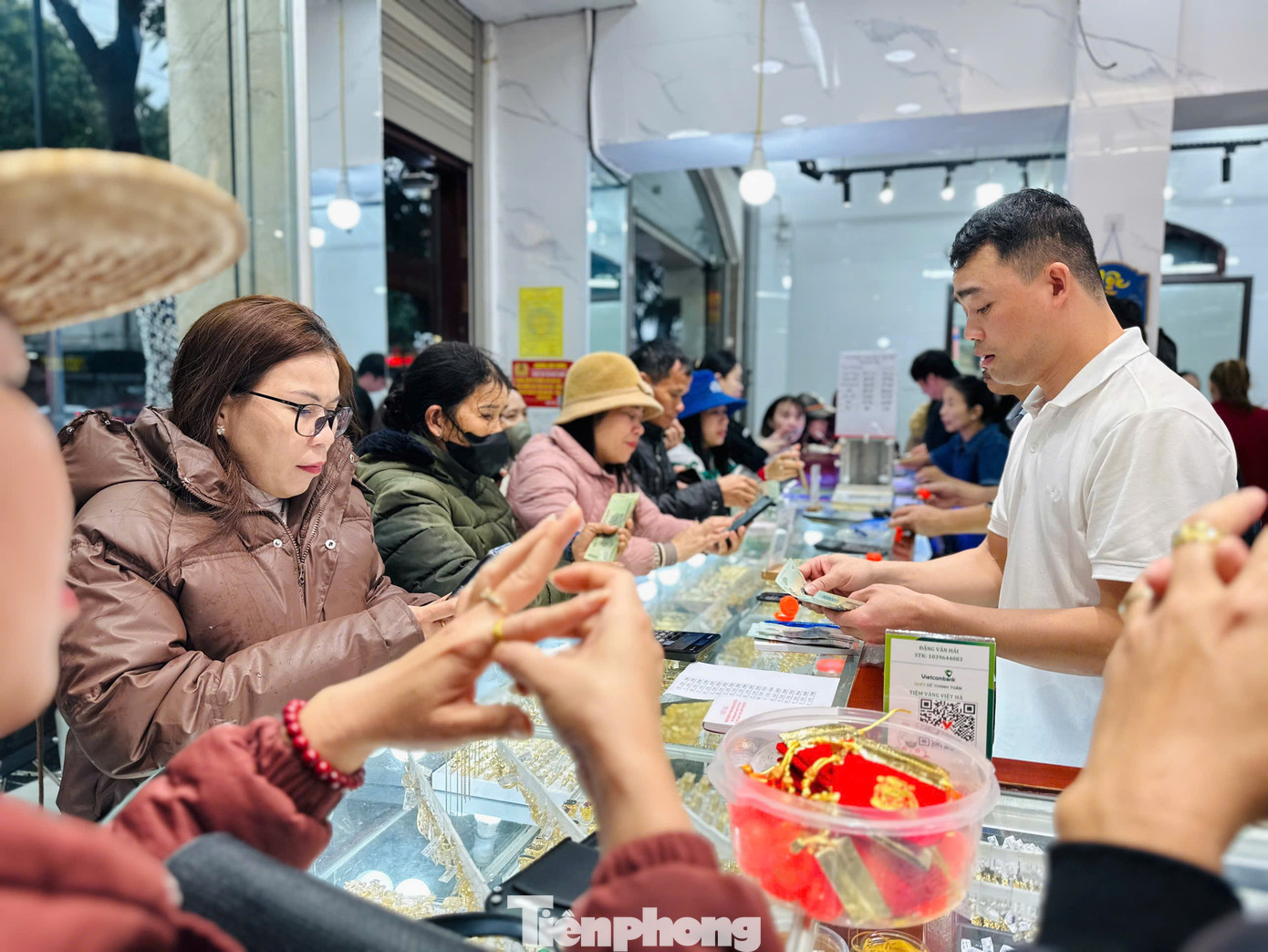 Năm nay do thời tiết mưa, lạnh nên lượng người đến sớm không quá đông. Song khoảng từ 8h sáng, người dân đội mưa bắt đầu đến rất đông, có những cửa hàng người dân xếp hàng chờ tới lượt.