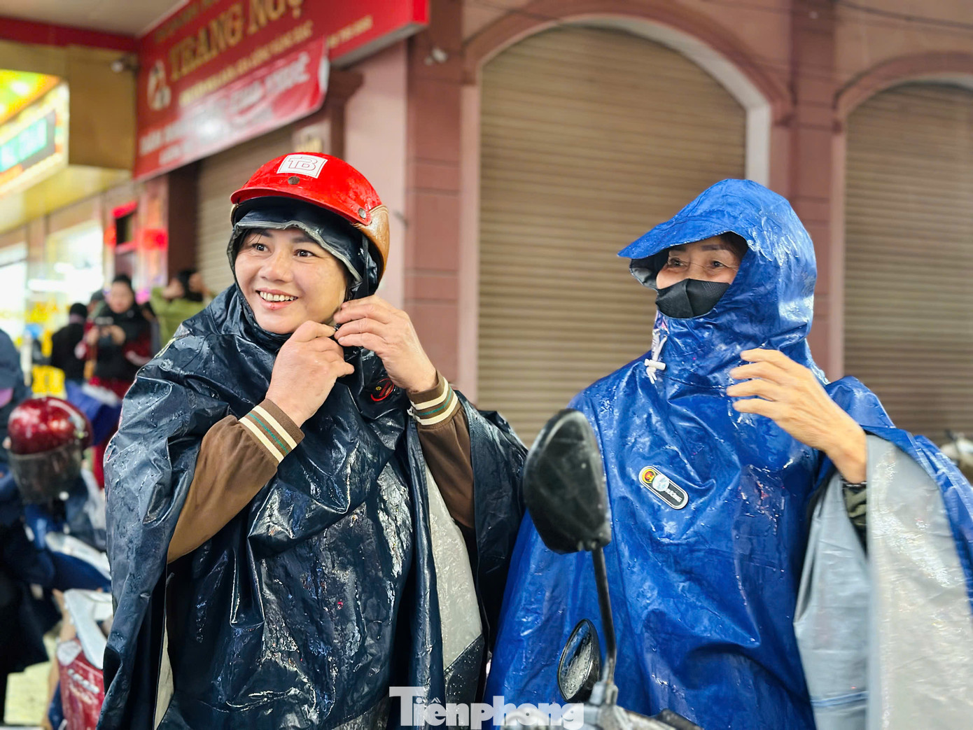 Nhiều người dân ở Hà Tĩnh đội mưa đến để mua vàng.