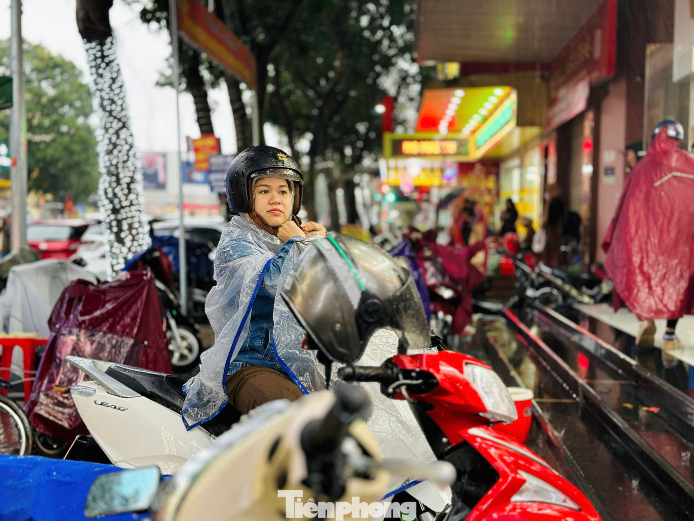 Nhiều người dân ở Hà Tĩnh đội mưa đến để mua vàng.