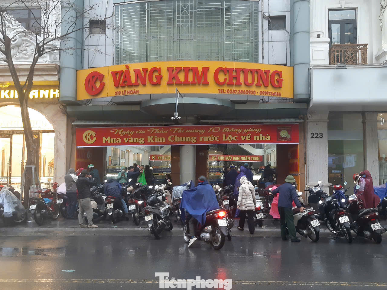 Ghi nhận tại TP. Thanh Hóa, sáng 7/2, do có mưa nên nhiều người đội ô, mang áo mưa đến mua vàng. Song có những cửa hàng kinh doanh vàng thì đông khách, nơi vắng vẻ. Trong ảnh tại cửa hàng vàng Kim Chung (ở 219 đường Lê Hoàn) từ 7h sáng có rất đông người dân đến mua vàng, nhiều phương tiện xe máy của khách hàng phải để xuống lòng đường.