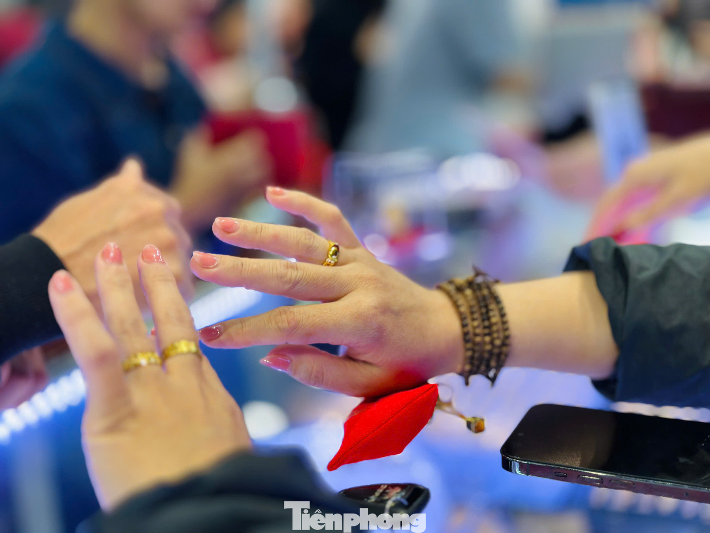 Theo ghi nhận, khách hàng đến với các tiệm vàng chủ yếu là mua vàng có hình ông Thần Tài, nhẫn trơn, vàng miếng,... Số lượng người mua vàng từ 5 phân, 1 chỉ và 2 chỉ bằng nhẫn vàng trơn chiếm tỷ trọng nhiều hơn.