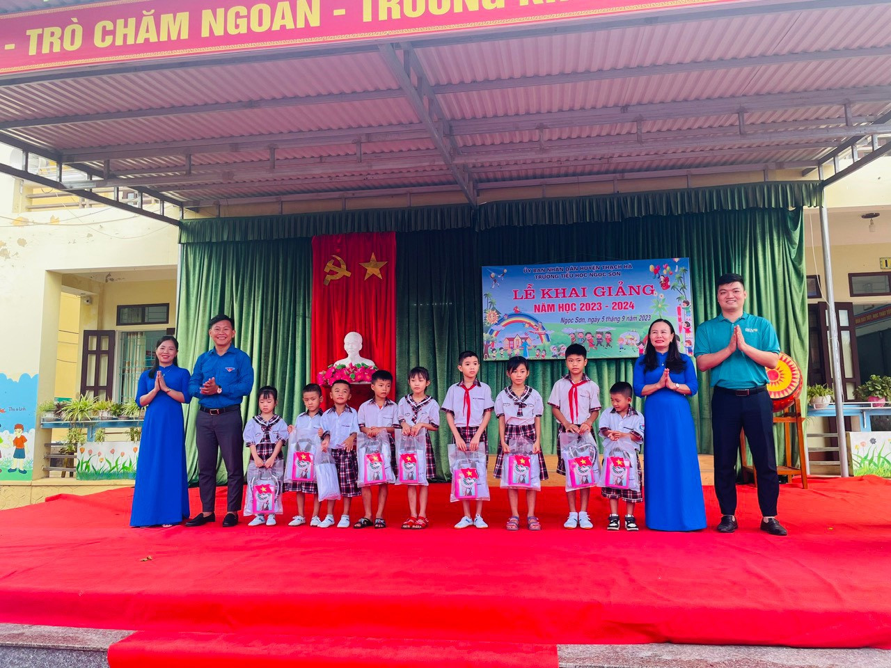 Trao tặng quà cho học sinh trường Tiểu học Ngọc Sơn (huyện Thạch Hà, Hà Tĩnh).