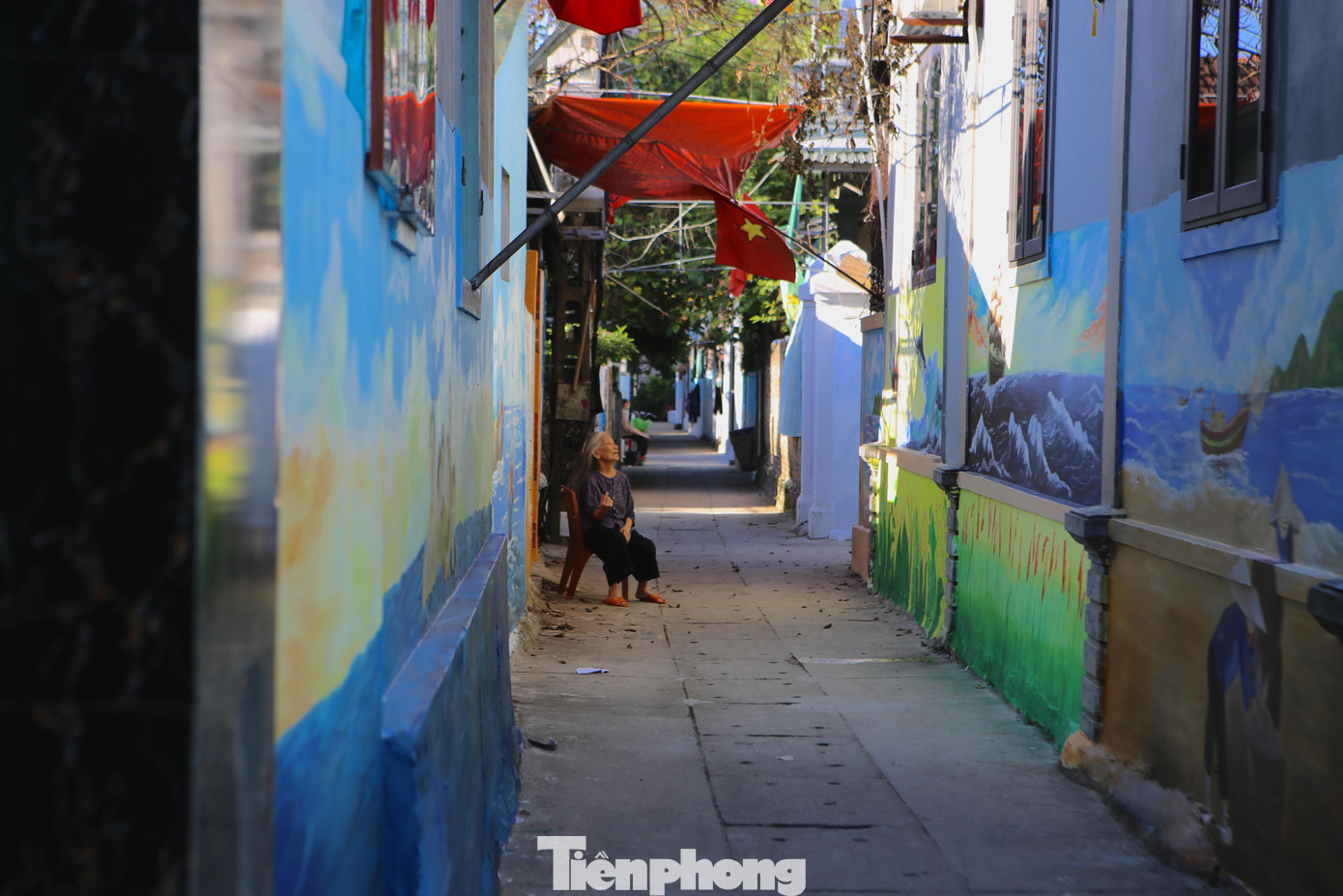 Anh Thản cho biết, anh có đam mê và năng khiếu vẽ từ nhỏ, khi được UBND xã Thạch Kim đề xuất, anh đã đồng ý hỗ trợ để làm đẹp quê hương bằng con đường bích hoạ ở thôn Xuân Phượng.