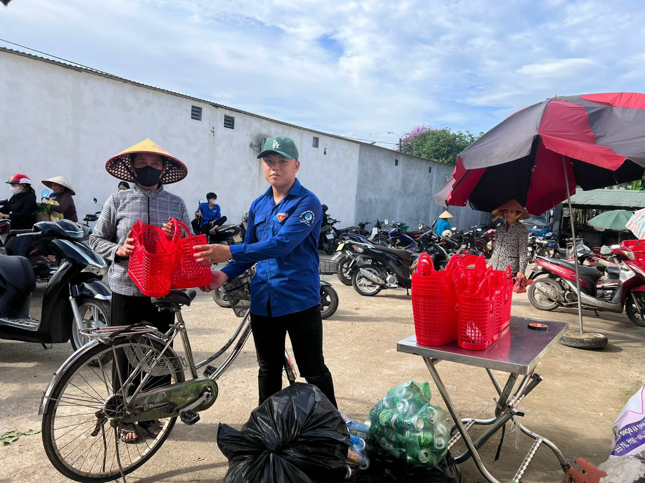 Còn tại huyện Kỳ Anh, tuổi trẻ địa phương đã triển khai hành trình &quot;Vì một Việt Nam xanh&quot; thành lập điểm đổi rác thải nhựa lấy làn nhựa đi chợ. Hoạt động này hướng tới việc người dân hạn chế tối đa sử dụng túi nilon nhằm bảo vệ môi trường.