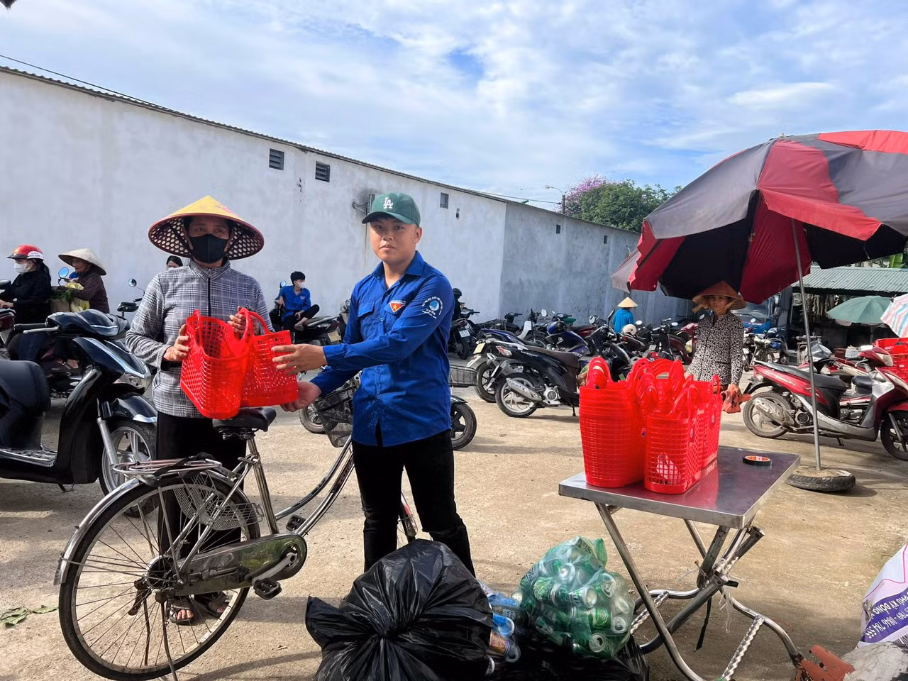 Còn tại huyện Kỳ Anh, tuổi trẻ địa phương đã triển khai hành trình "Vì một Việt Nam xanh" thành lập điểm đổi rác thải nhựa lấy làn nhựa đi chợ. Hoạt động này hướng tới việc người dân hạn chế tối đa sử dụng túi nilon nhằm bảo vệ môi trường.