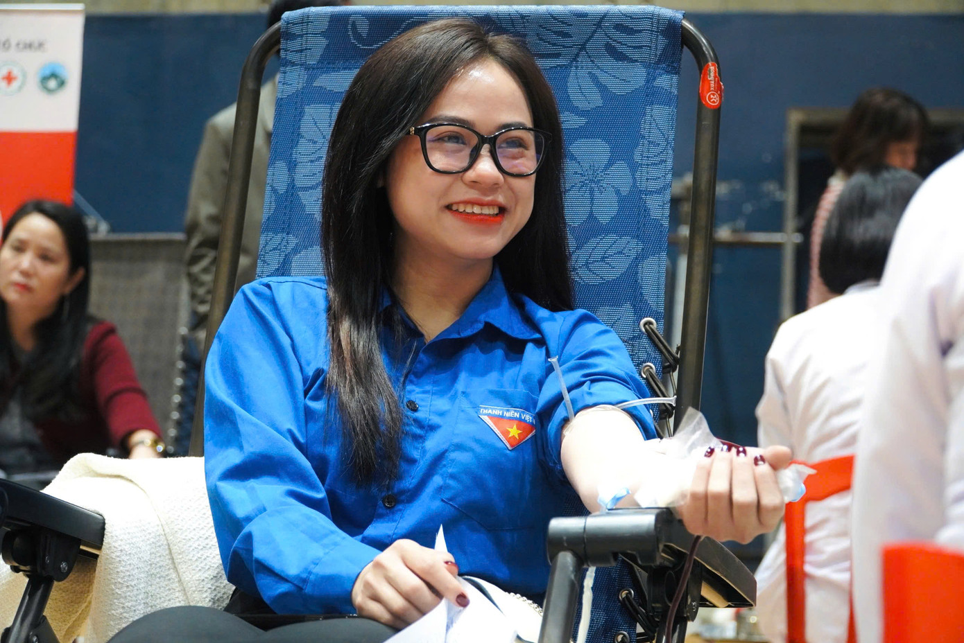 "Đây là lần thứ 10 tôi tham gia hiến máu tình nguyện. Ngay từ khi còn là sinh viên, tôi đã tham gia hoạt động đoàn và tham gia hiến máu. Đến nay đều đặn mỗi năm tôi đều có 1-2 lần tham gia hiến máu tình nguyện", chị Phan Lưu Khánh Linh (trú phường Thạch Linh, thành phố Hà Tĩnh) cho biết. "Đây là lần thứ 10 tôi tham gia hiến máu tình nguyện. Ngay từ khi còn là sinh viên, tôi đã tham gia hoạt động đoàn và tham gia hiến máu. Đến nay đều đặn mỗi năm tôi đều có 1-2 lần tham gia hiến máu tình nguyện", chị Phan Lưu Khánh Linh (trú phường Thạch Linh, thành phố Hà Tĩnh) cho biết.