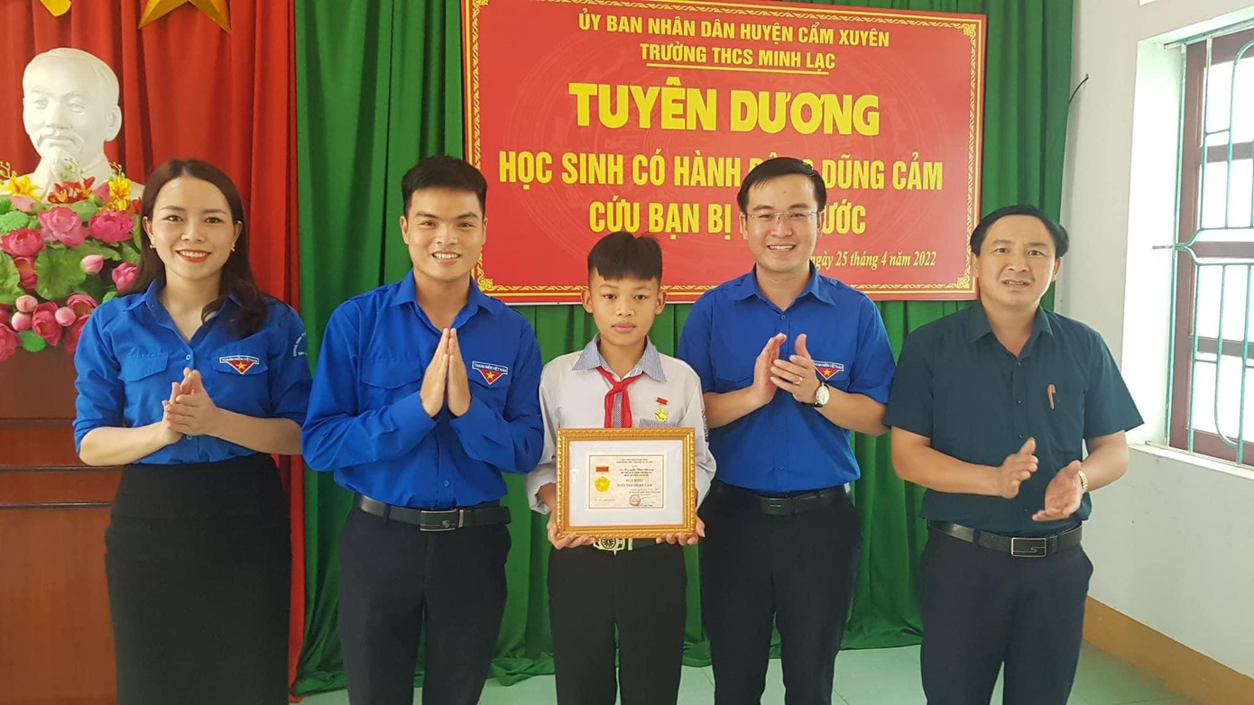 Tỉnh đoàn Hà Tĩnh đã trao tặng huy hiệu “Tuổi trẻ dũng cảm” cho em Nguyễn Văn Dương.
