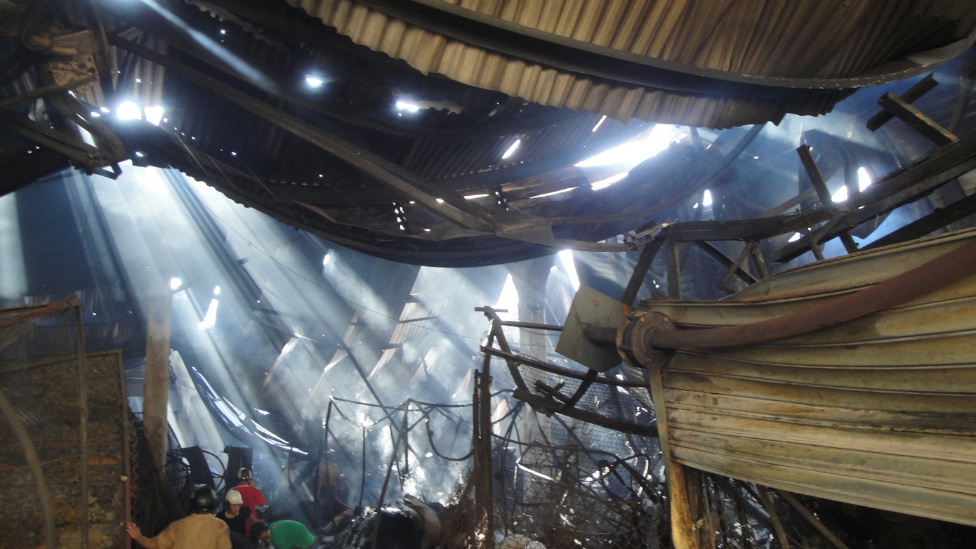 Lửa thiêu trụi hàng chục gian hàng, bẻ cong nhiều khung sắt