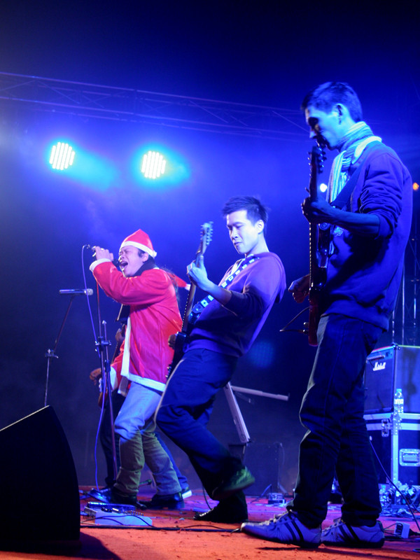 Đặc biệt là những ca khúc rock của Thủy Triều Đỏ