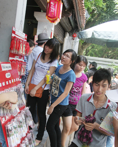 Khu vực bán chữ may mắn trong khuôn viên Văn Miếu - Quốc Chữ Giám cũng thu hút được các bạn thí sinh