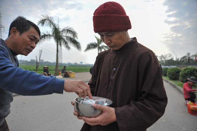 Sư giả với vẻ mặt thành kính? Sư giả với vẻ mặt thành kính