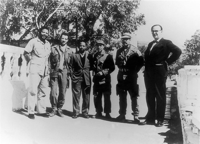 Năm 1962: Nelson Mandela chụp ảnh lưu niệm với các chỉ huy quân đội Algeria. (Nguồn: Getty)