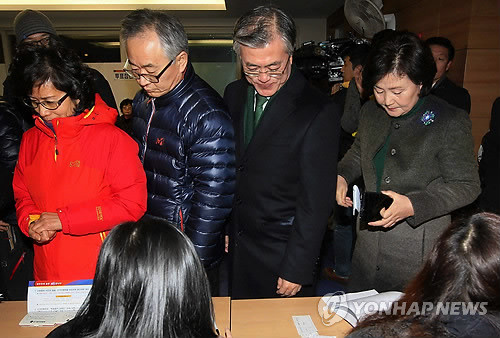 Ứng viên Moon Jae In xếp hàng cùng nhiều cử tri khác 