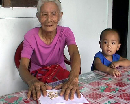 Bà Năm bên những hạt bí được cho là có xuất hiện chữ Nho trên đó