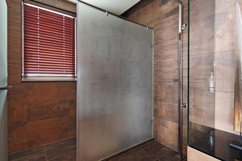 Phòng ngủ rộng 157m2 với một quầy bar riêng, một tủ quần áo, phòng tắm và bồn tắm nước nóng