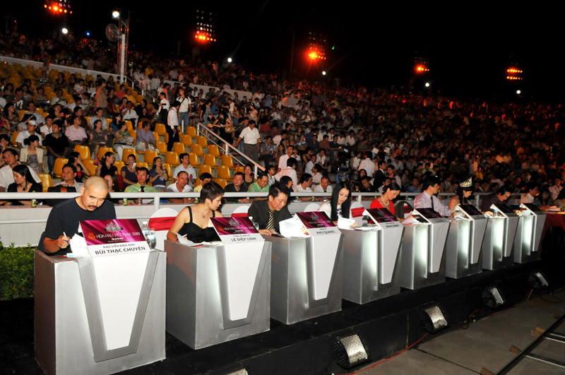 Ban Giám khảo của đêm Chung kết Cuộc thi Hoa Hậu Việt Nam 2010. Ảnh: Thuận Phong