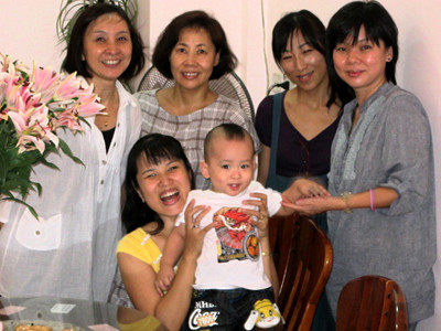 Đỗ Thúy Hà cùng con trai bên những người bạn của mình. Ảnh: nhân vật cung cấp