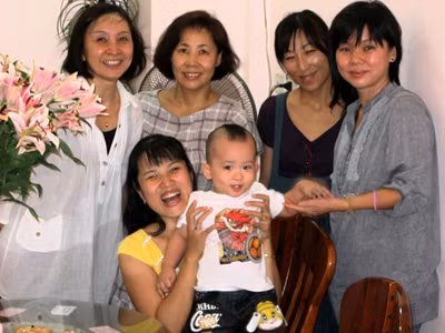 Đỗ Thúy Hà cùng con trai bên những người bạn của mình. Ảnh: nhân vật cung cấp