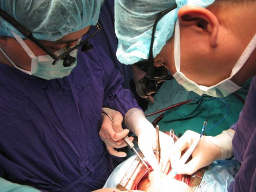 Các bác sĩ BV Việt Đức thực hiện ca ghép tạng từ bệnh nhân chết não