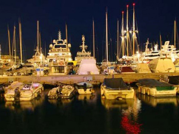 Monaco về mặt diện tích, chỉ hơn mỗi Vatican, nhưng lại là quốc gia - thành phố đầy hấp dẫn, đặc biệt với những ai thích đi du thuyền, mê những đường đua tốc độ và sòng bạc