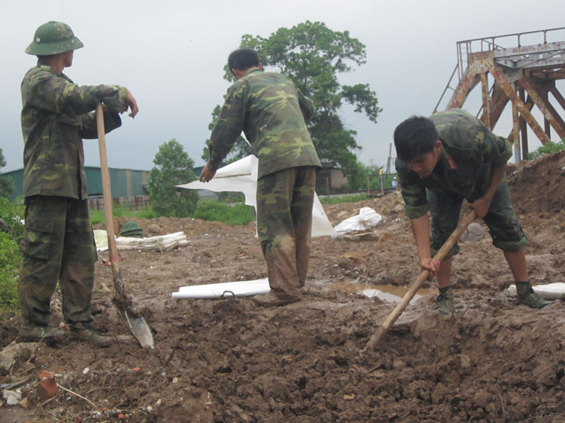 Hiện đê đã được đắp đến chân cầu Sắt