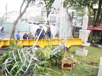 15 mét hàng rào sắt thời Pháp bị đè sập