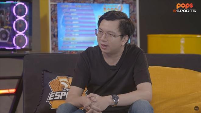 Ông Sơn trong một buổi talkshow với POP eSports