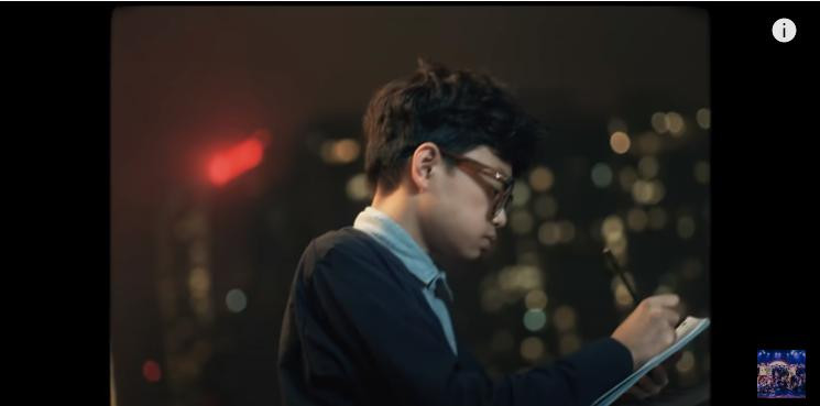 Còn đây là lúc viết nhạc, trông “nghệ” và lãng tử chưa này.