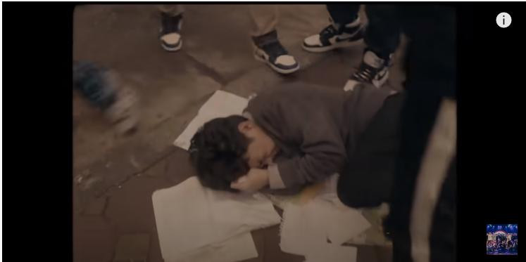 Tuy chỉ là diễn thôi, nhưng trông Minh “đau” cũng có tâm lắm nhé!