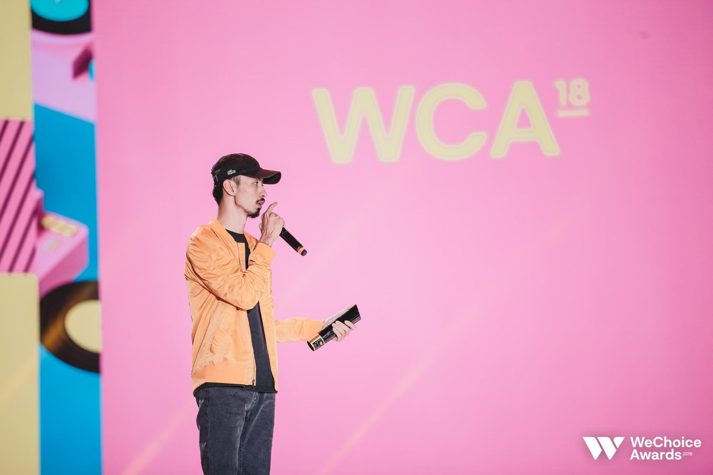 Đen Vâu nhận giải nhân vật truyền cảm hứng tại WeChoice Awards.