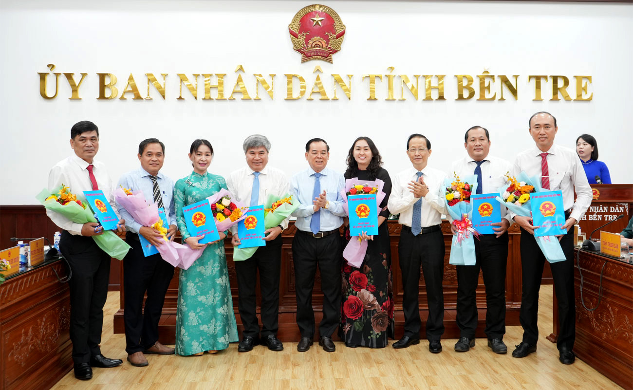 Chủ tịch UBND tỉnh Bến Tre - Trần Ngọc Tam trao quyết định cho các lãnh đạo Sở Tài chính sau sáp nhập. Chủ tịch UBND tỉnh Bến Tre - Trần Ngọc Tam trao quyết định cho các lãnh đạo Sở Tài chính sau sáp nhập.