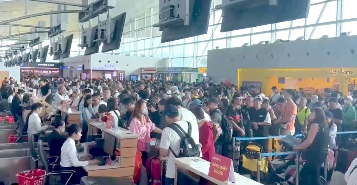 Hiện sân bay Phú Quốc đã khai thác vượt công suất thiết kế, đặc biệt khu vực phục vụ khách quốc tế. Hiện sân bay Phú Quốc đã khai thác vượt công suất thiết kế, đặc biệt khu vực phục vụ khách quốc tế.