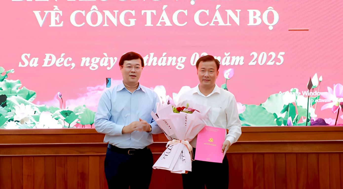 Bí thư Tỉnh ủy Đồng Tháp Lê Quốc Phong trao quyết định cho ông Nguyễn Phước Thiện. Bí thư Tỉnh ủy Đồng Tháp Lê Quốc Phong trao quyết định cho ông Nguyễn Phước Thiện.