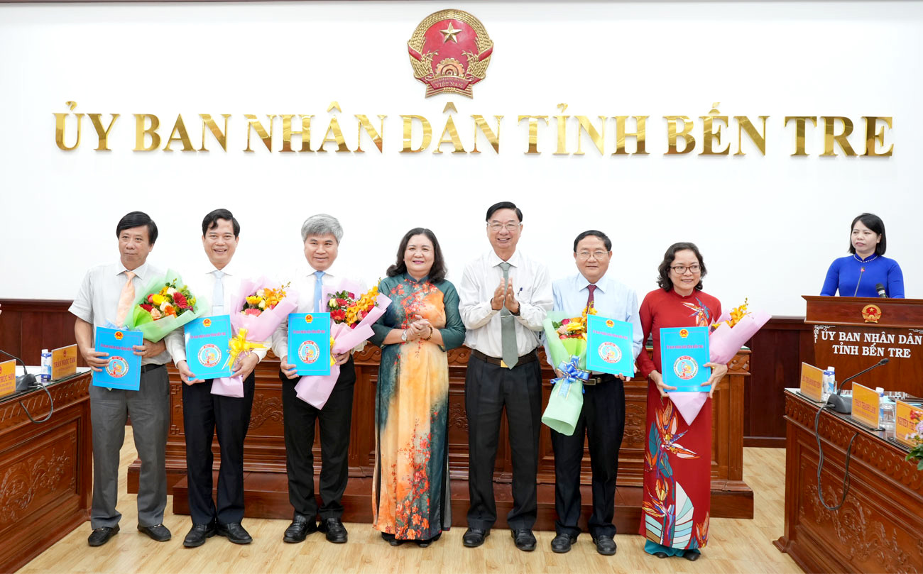 Bà Hồ Thị Hoàng Yến - quyền Bí thư Tỉnh ủy, Chủ tịch HĐND tỉnh Bến Tre trao quyết định cho lãnh đạo các sở mới thành lập và tổ chức lại. Bà Hồ Thị Hoàng Yến - quyền Bí thư Tỉnh ủy, Chủ tịch HĐND tỉnh Bến Tre trao quyết định cho lãnh đạo các sở mới thành lập và tổ chức lại.