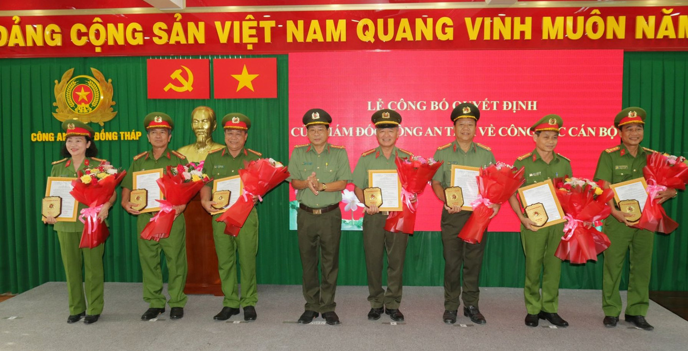 Đại tá Nguyễn Văn Hiểu - Giám đốc Công an tỉnh Đồng Tháp trao quyết định nghỉ công tác chờ hưu với cán bộ tự nguyện xin nghỉ đợt này. Ảnh: CA ĐT Đại tá Nguyễn Văn Hiểu - Giám đốc Công an tỉnh Đồng Tháp trao quyết định nghỉ công tác chờ hưu với cán bộ tự nguyện xin nghỉ đợt này. Ảnh: CA ĐT