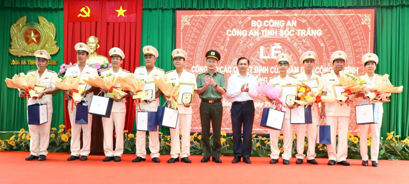 Chủ tịch UBND tỉnh Sóc Trăng - Trần Văn Lâu và Đại tá Trần Văn Dương - Giám đốc Công an tỉnh trao quyết định và tặng hoa cho các cán bộ tình nguyện xin nghỉ công tác hưởng chế độ. Chủ tịch UBND tỉnh Sóc Trăng - Trần Văn Lâu và Đại tá Trần Văn Dương - Giám đốc Công an tỉnh trao quyết định và tặng hoa cho các cán bộ tình nguyện xin nghỉ công tác hưởng chế độ.