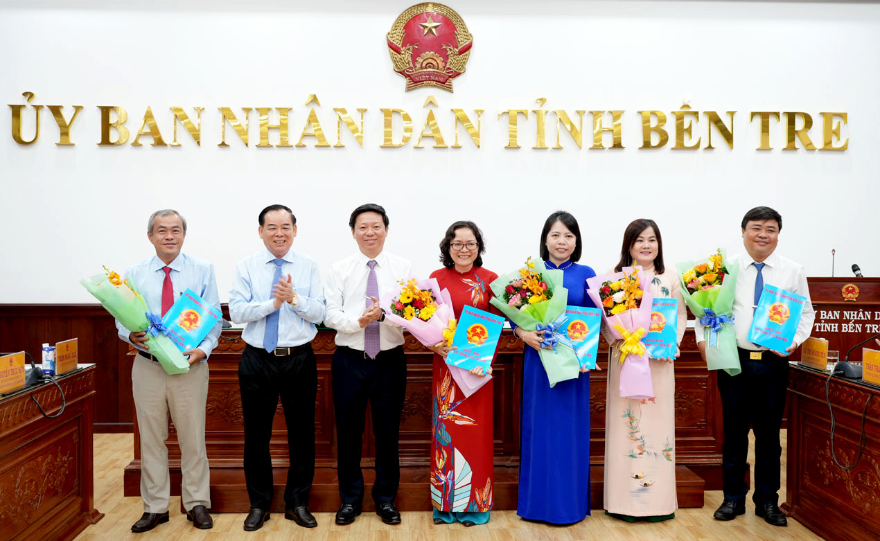 Đại diện lãnh đạo Tỉnh ủy, UBND tỉnh Bến Tre trao quyết định cho Ban Giám đốc Sở Nội vụ. Ảnh: Phương Thảo. Đại diện lãnh đạo Tỉnh ủy, UBND tỉnh Bến Tre trao quyết định cho Ban Giám đốc Sở Nội vụ. Ảnh: Phương Thảo.