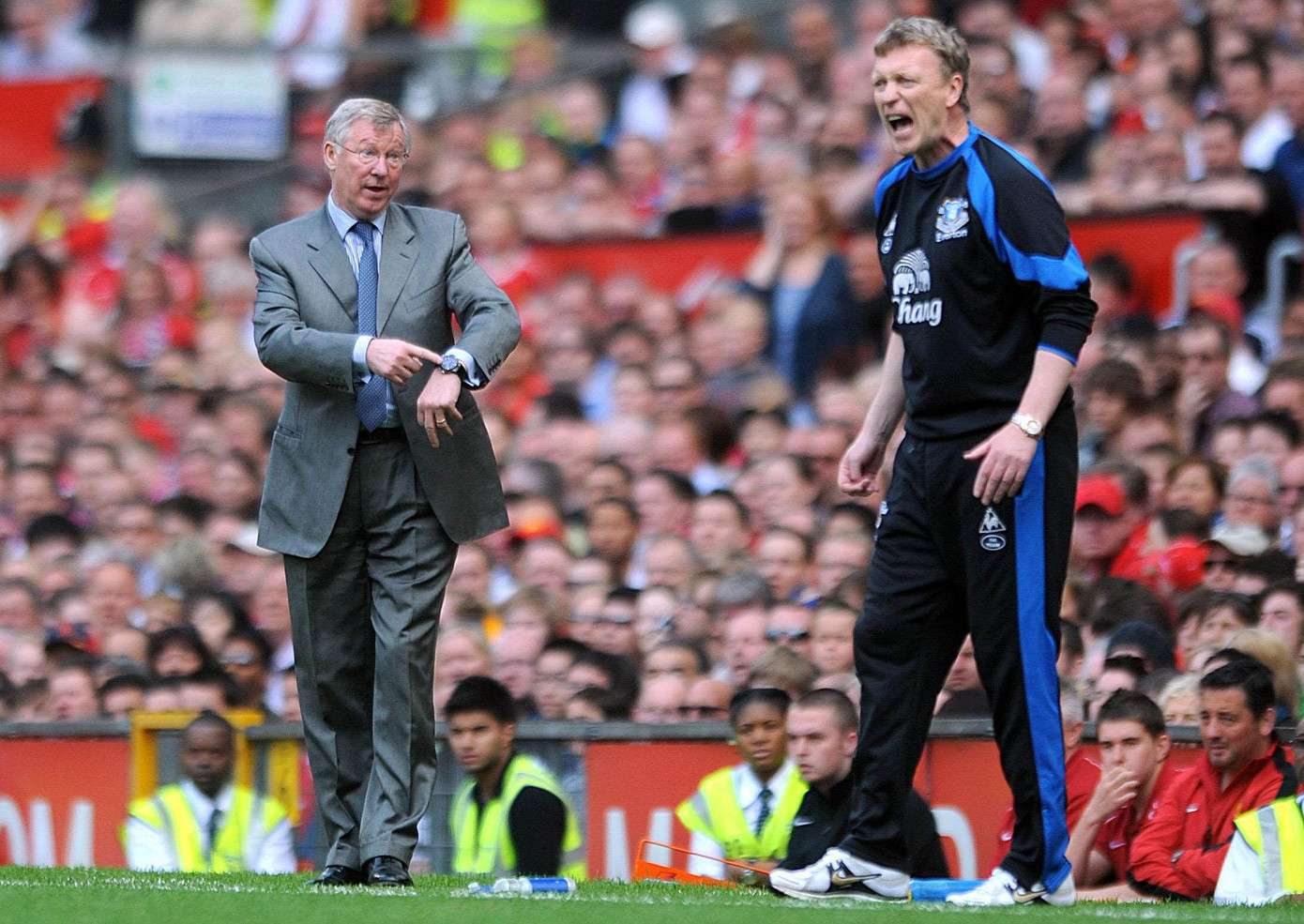 Thách thức đang chờ đợi Moyes (phải) khi kế nhiệm Sir Alex. Ảnh: BBC
