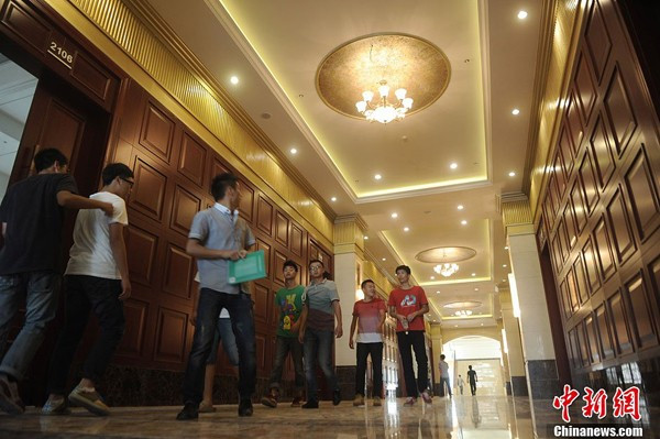 Hành lang dài và rộng, mỗi phòng học đều được lắp cửa gỗ tối màu Bài viết: http://news.zing.vn/Truong-dai-hoc-sang-nhu-khach-san-5-sao-post359992.html#home_cate.tinmoi Nguồn Zing News 