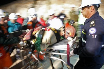 Đeo kính đen tránh ánh sáng mặt trời, thợ mỏ Avalos đã nhanh chóng được đưa tới một trạm y tế để kiểm tra sức khỏe