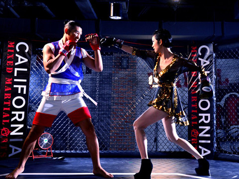 Đích thân giám khảo Xuân Lan đã có màn hóa thân ấn tượng thành một nữ võ sĩ trên sàn đấu để thị phạm cho các học trò