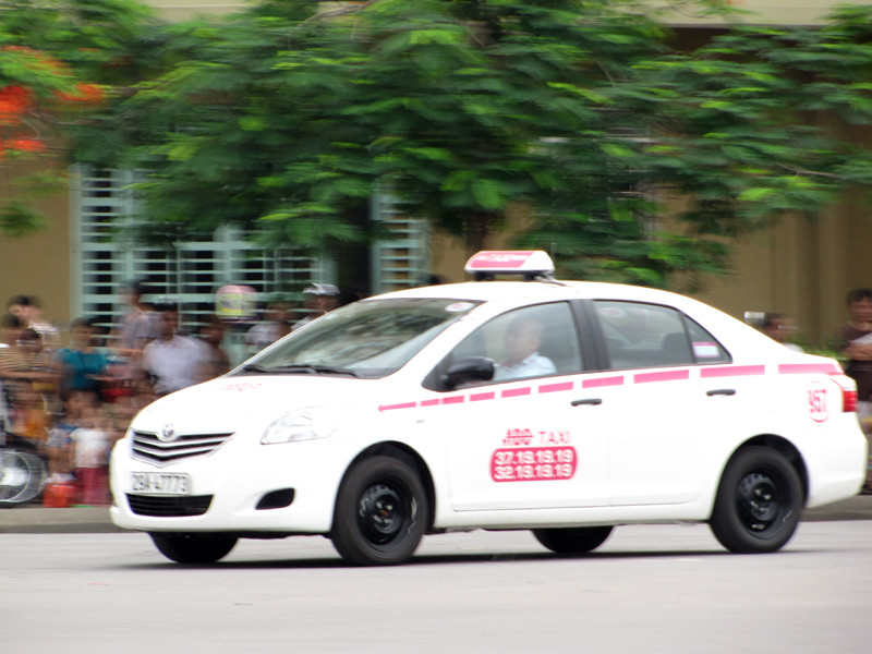 Nhận định việc thương thuyết không thành, ban chỉ huy tiền phương quyết định thực hiện phương án đánh bắt nhóm cướp, giải cứu con tin. Vờ thỏa mãn yêu sách của nhóm cướp bằng cách điều 1 taxi vào hiện trường, do trinh sát đặc nhiệm hóa trang làm lái xe, khi kẻ cướp đưa con tin ra xe để kiểm tra, trinh sát đặc nhiệm đã tấn công, khống chế tên cướp. Đồng thời các mũi bắn tỉa tiêu diệt tên gác cửa để tấn công theo cửa trước