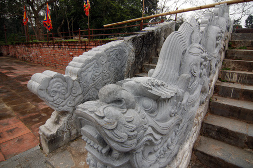  Đầu rồng được chạm khắc lại theo đúng nguyên bản. Đây là biểu tượng cho sự đồ sộ và phát triển thịnh vượng của kinh thành Lam Kinh cách đây gần 600 năm. 