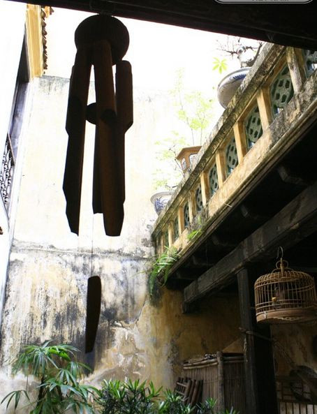 Chuông gió đong đưa... mỗi làn gió như mang những kỷ niệm xa xưa của Hà Nội về trong ngôi nhà...