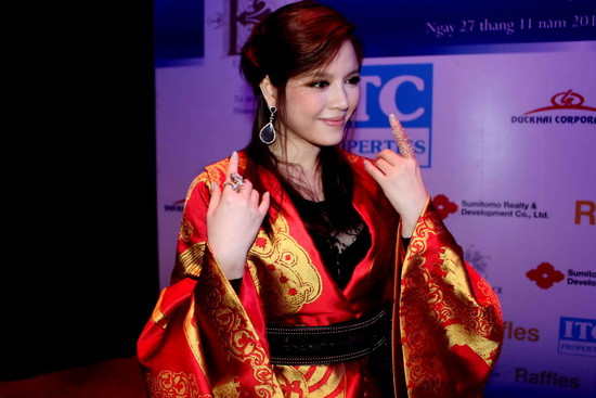 Khai trương shop kim cương, hàng hiệu và đêm tiệc từ thiện có mặt nhiều 